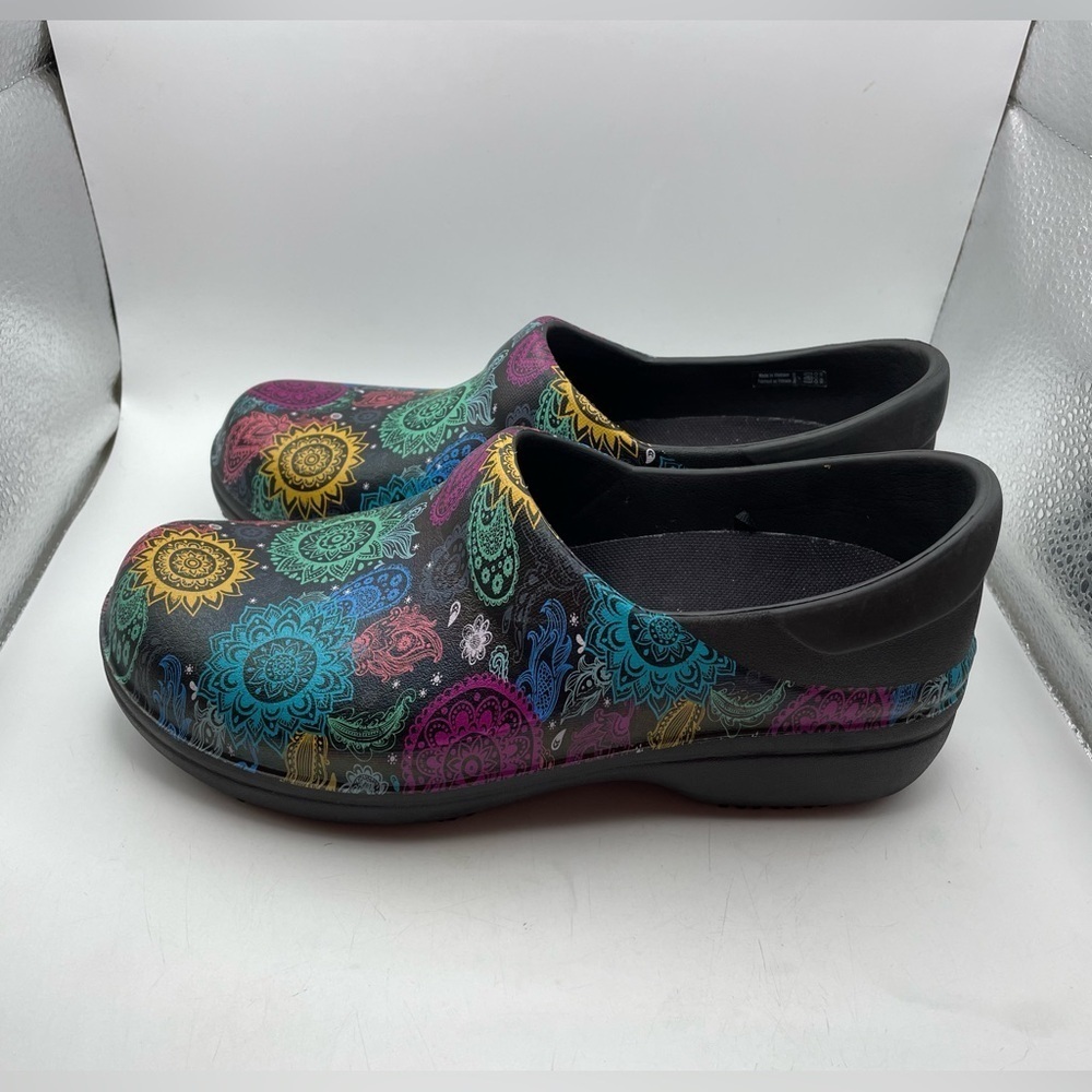 CROCS Black Multicolor Mandala Print Clogs Size 7